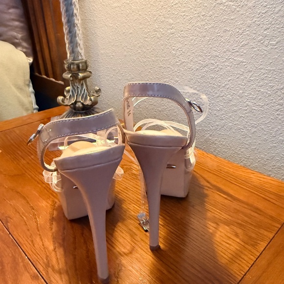 Marc Defang Tops Nude and Clear Platforms - Picture 4 of 4